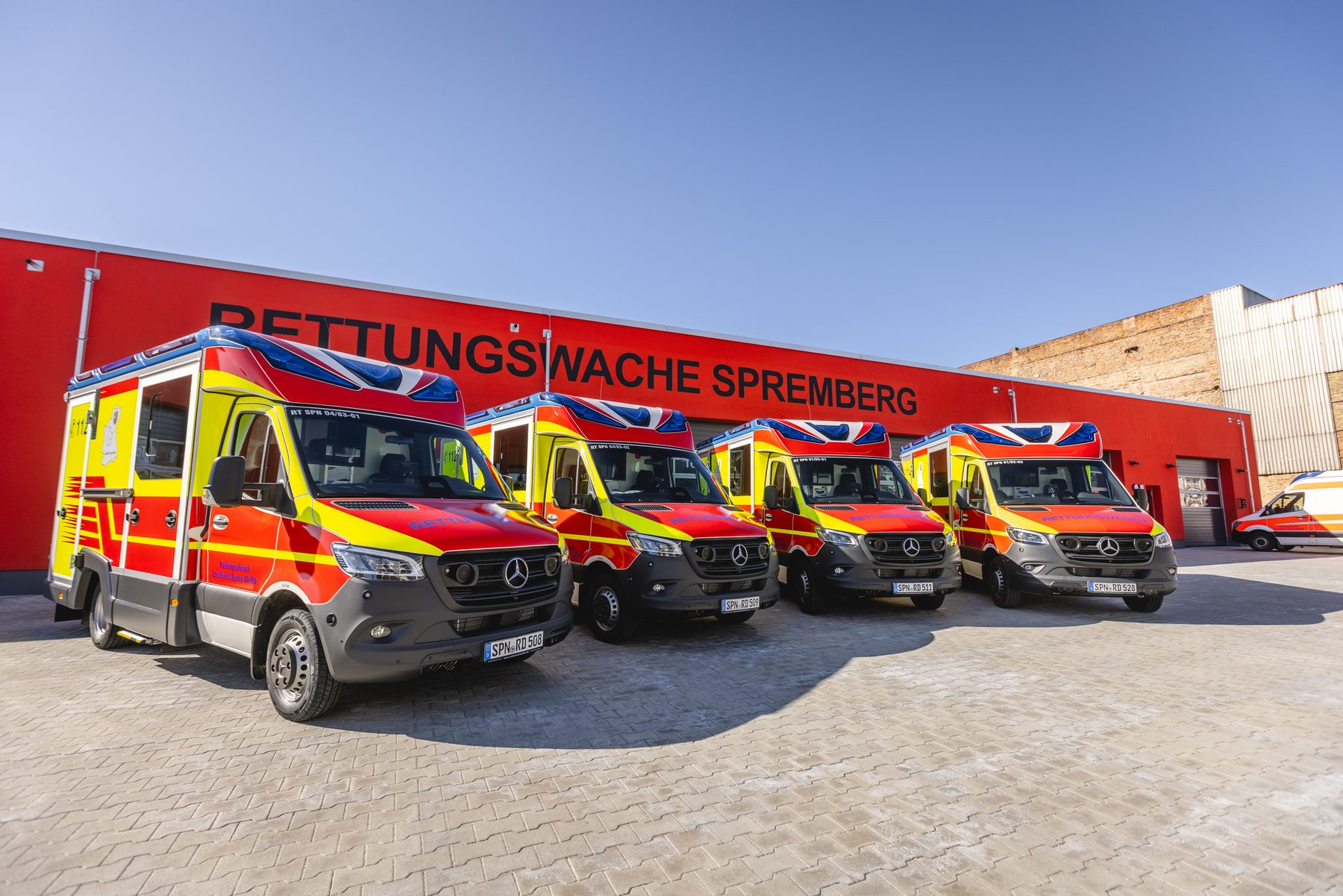 Die Rettungswagen-Flotte vor der Rettungswache Spremberg