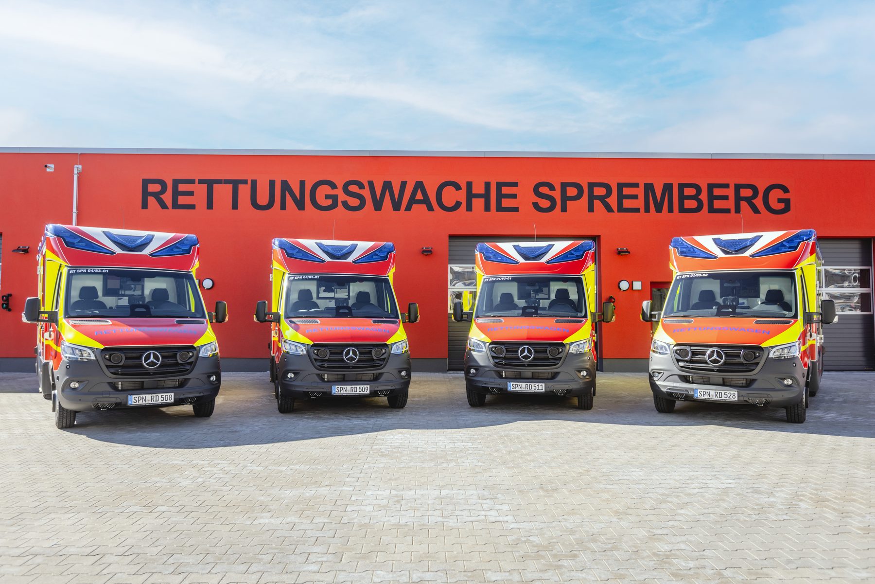 Vier Rettungswagen in Reihe vor der Rettungswache Spremberg