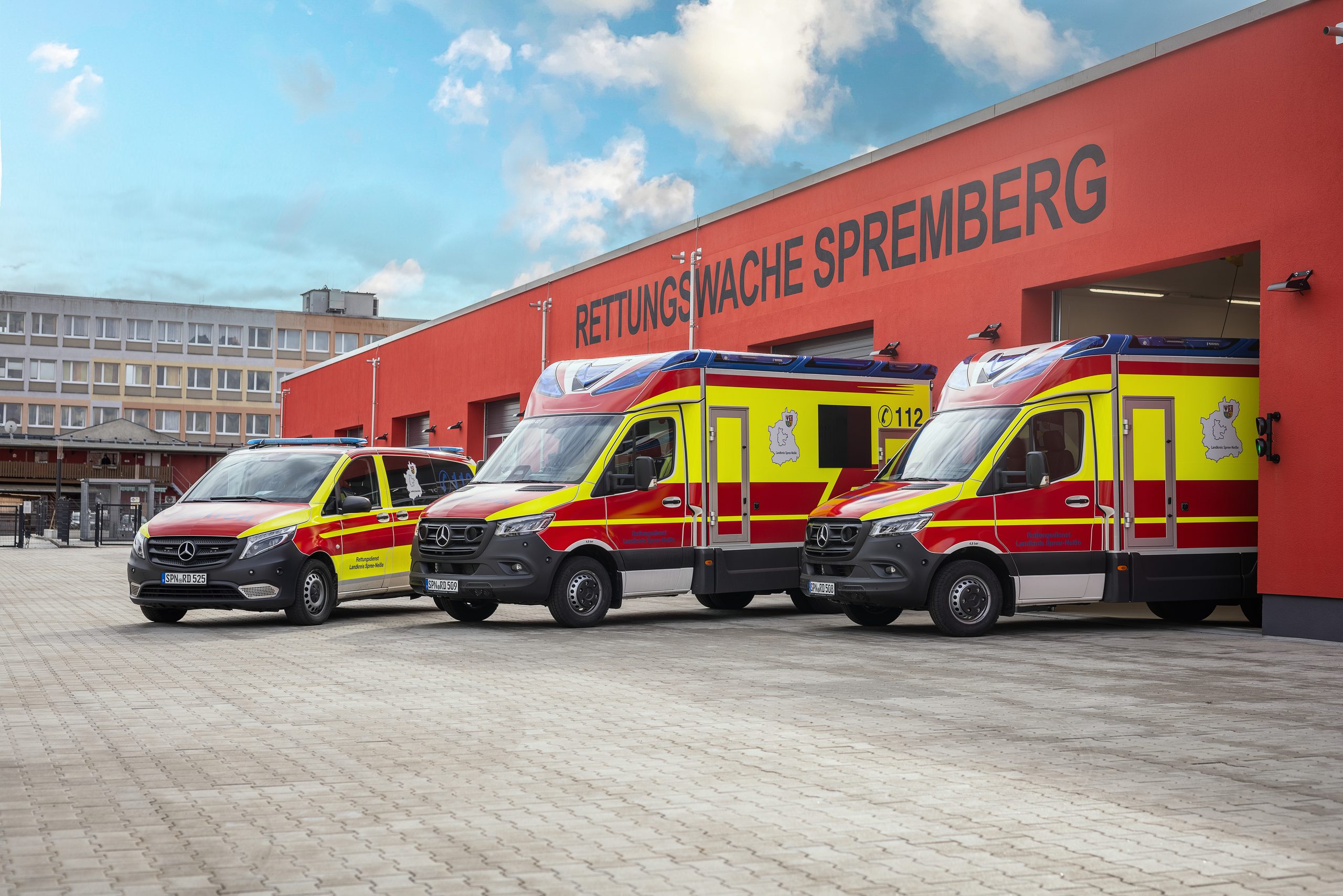 Einsatzfahrzeuge des Rettungsdienstes Spree-Neiße vor der Rettungswache