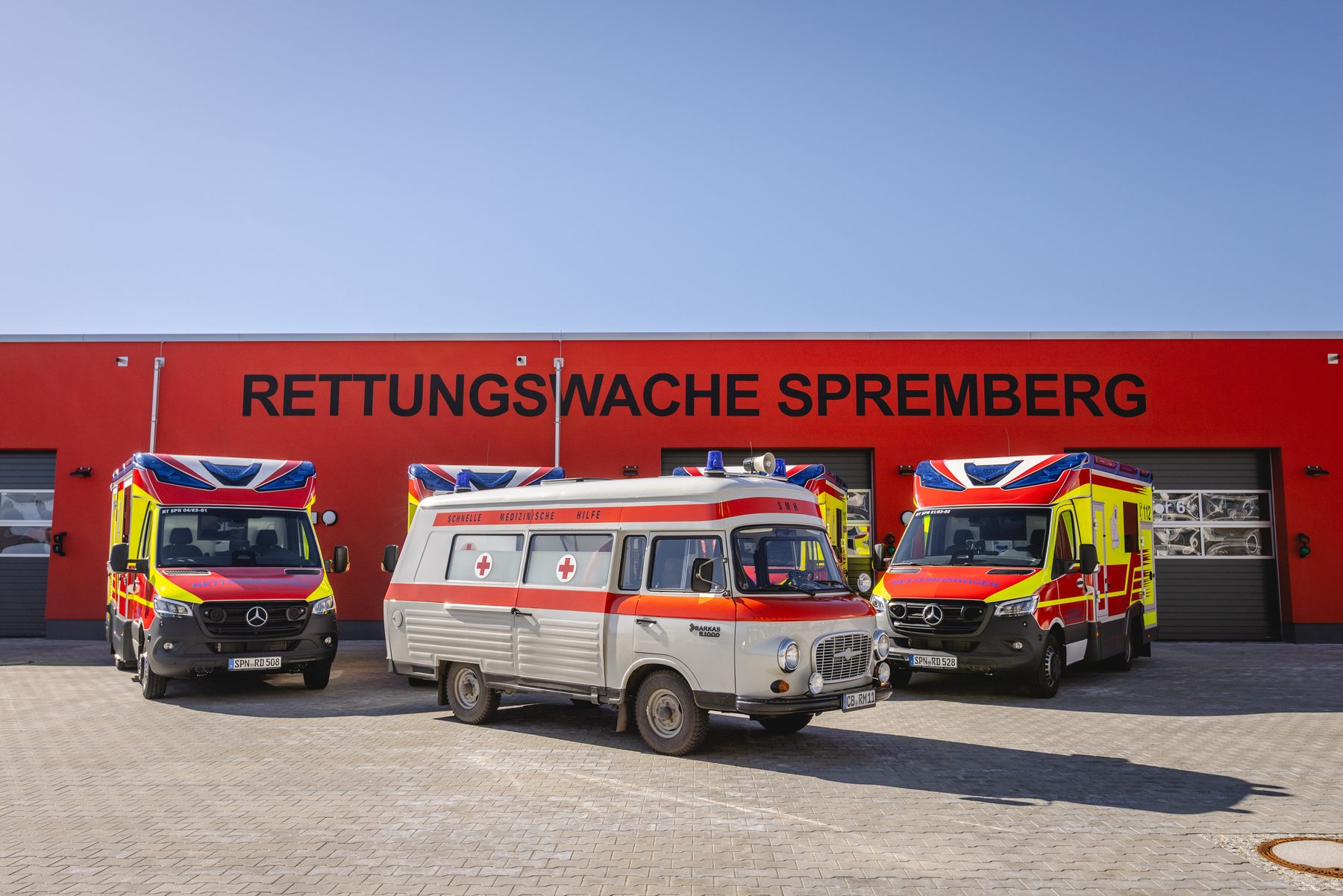 Historischer Barkas-Krankenwagen zwischen modernen Rettungswagen vor der Rettungswache Spremberg