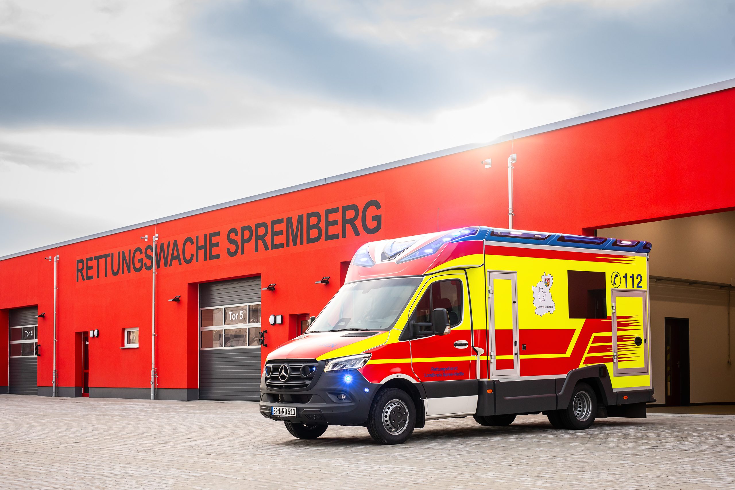 Rettungswagen mit Blaulicht vor der Rettungswache Spremberg