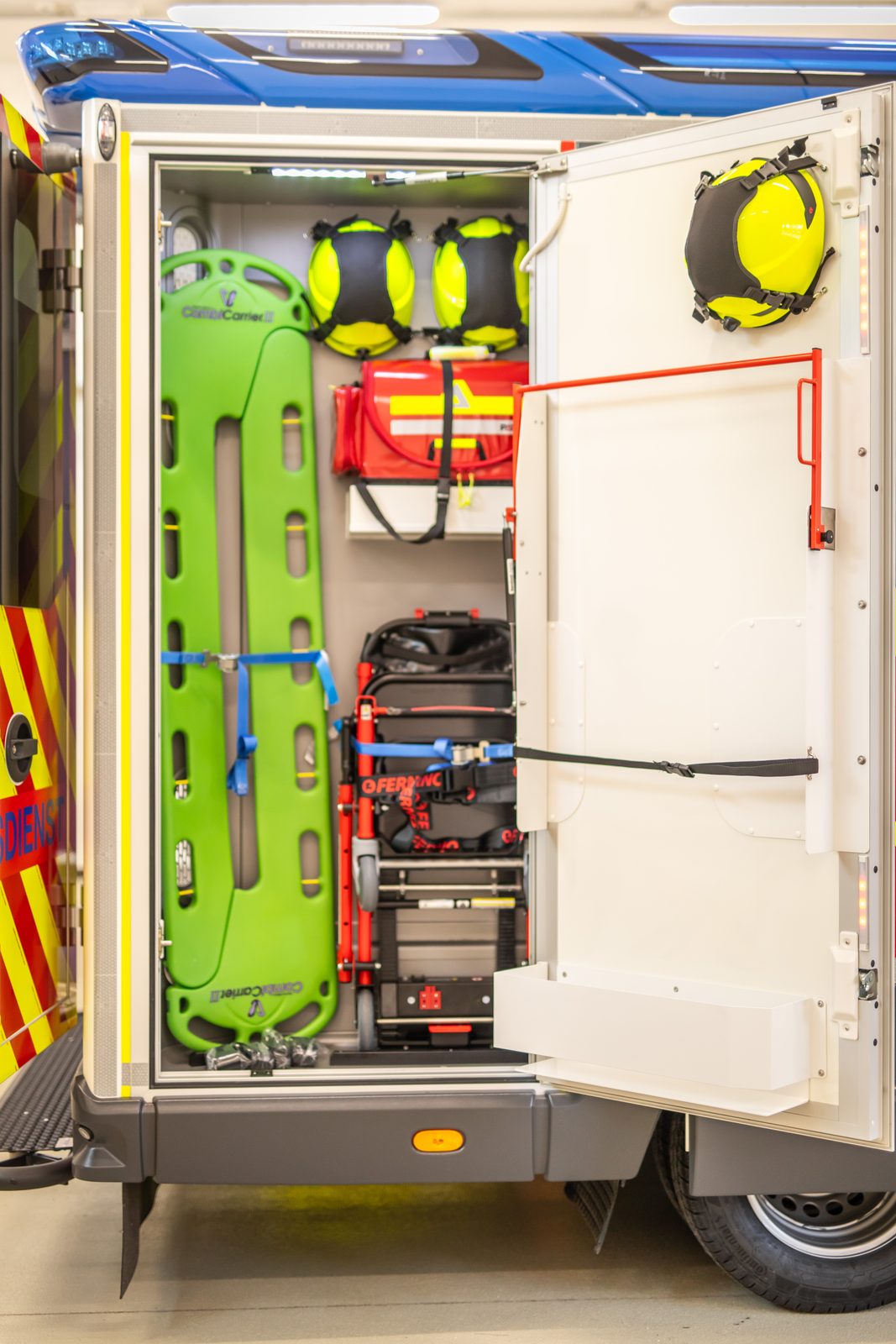 Geöffnetes Geräteheck eines Rettungswagens mit Spineboard und Notfallausrüstung