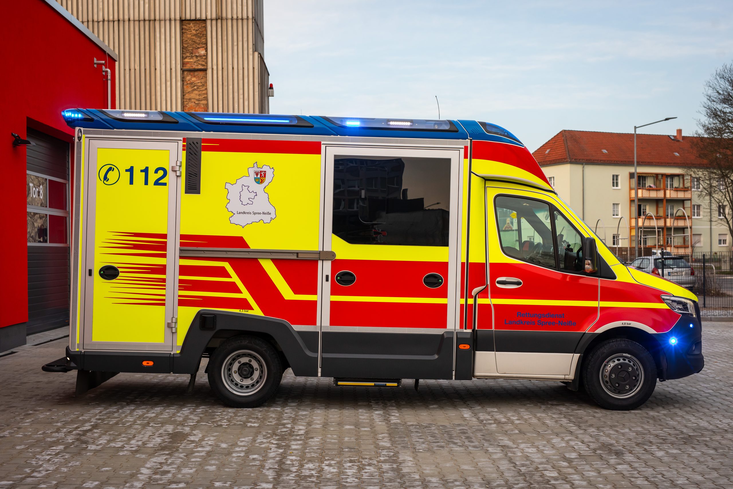 Rettungswagen des Rettungsdienstes Spree-Neiße in der Seitenansicht