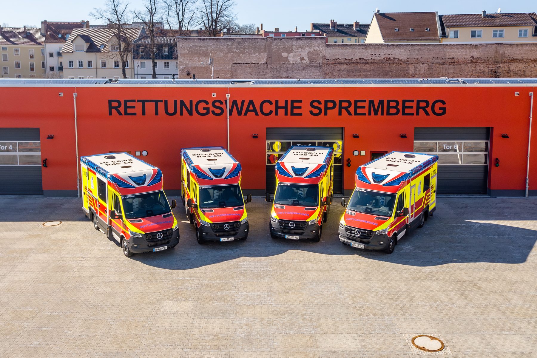 Vier Rettungswagen vor der Rettungswache Spremberg aus der Luft
