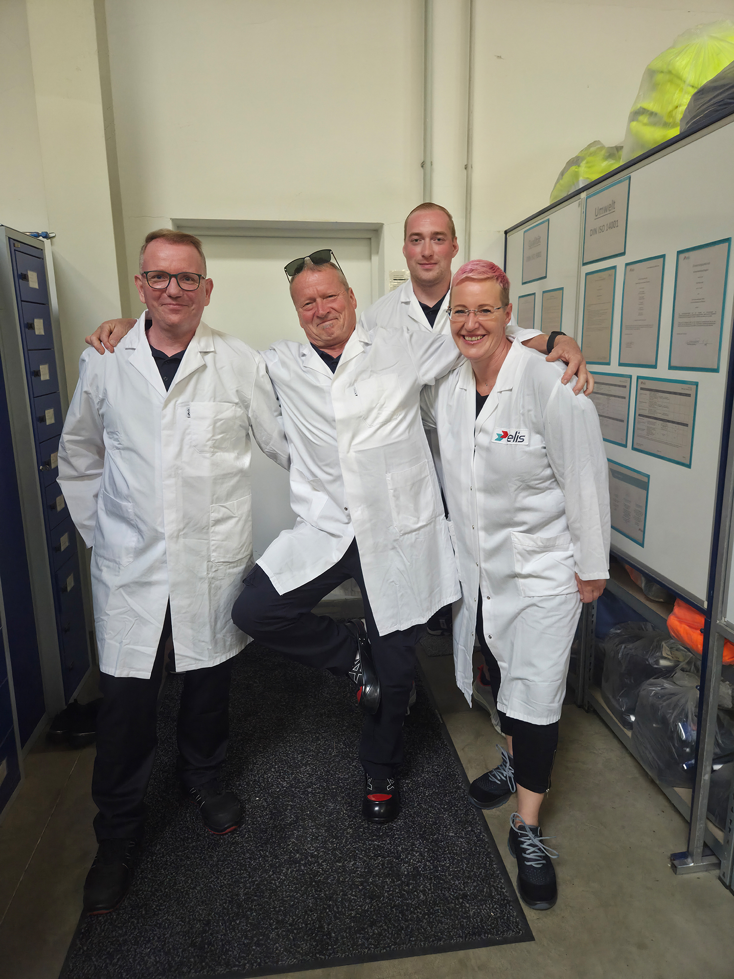 Mitarbeiter des Rettungsdienstes zu Besuch bei Elis Textilmanagement