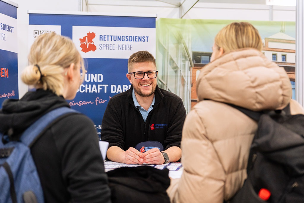 Manuel Nolle im Gespräch am Messestand